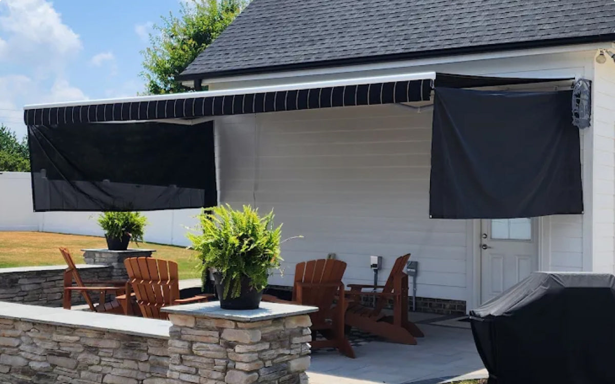 Side screens on a retractable awning for protection and privacy